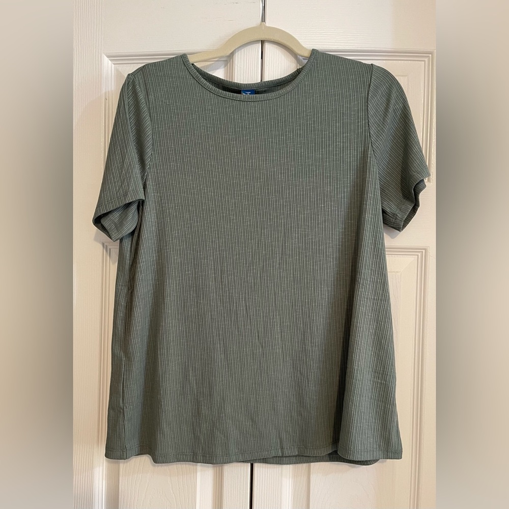 Old Navy Woman’s Short Sleeve Shirt #150